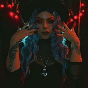 Meet your Posher, Sharrona